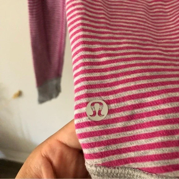 Lululemon In a Cinch Longsleeve Tee Pullover Heathered Grey Pink Striped… - Picture 13 of 15